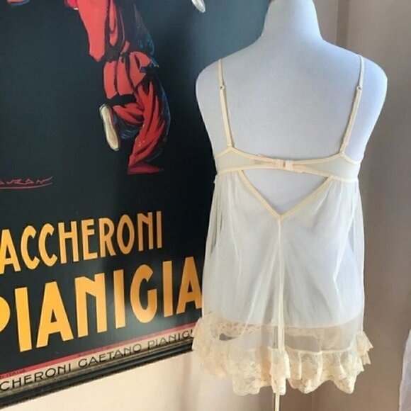VICTORIA’S Secret: Very Sexy Cream Lace Chemise - Picture 3 of 8